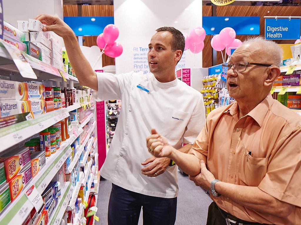 Pharmacist assisting a customer (Creative Commons: https://commons.wikimedia.org/wiki/File:Pharmacist_assisting_a_customer_at_Terry_White_Chemists.jpg)