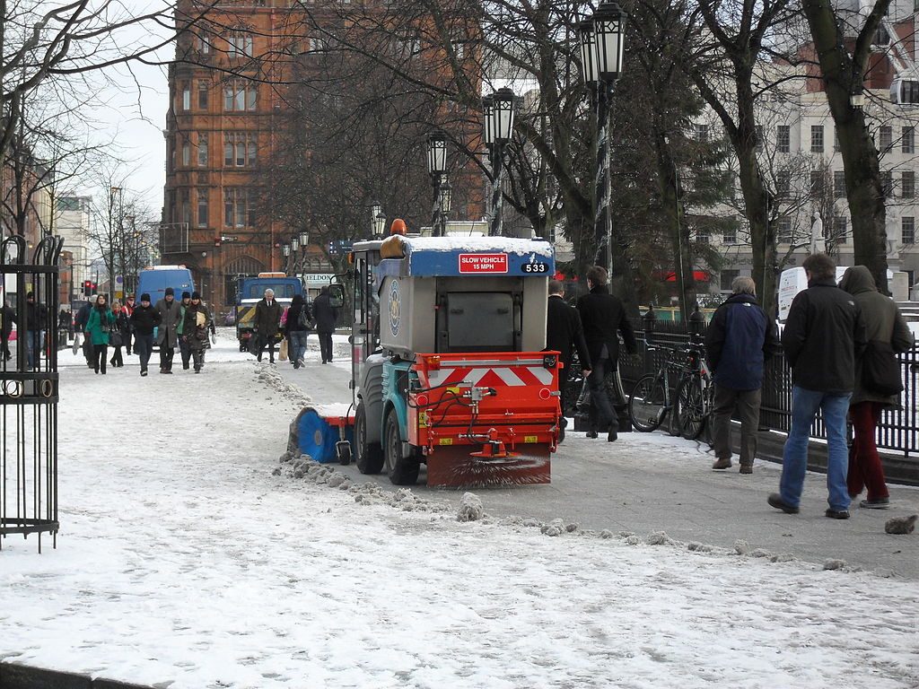 An image showing the clearing of the snow on Donegall Square North, Belfast [Image: Dean Molyneaux under Creative Commons 2.0)