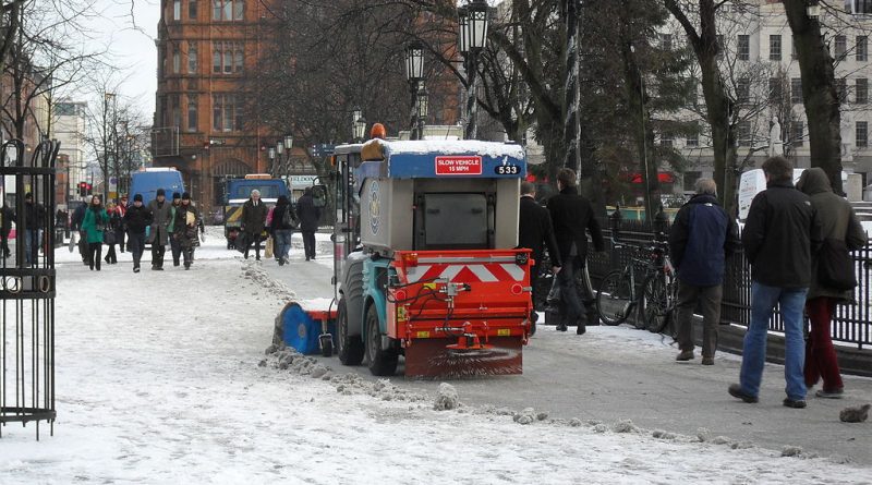 An image showing the clearing of the snow on Donegall Square North, Belfast [Image: Dean Molyneaux under Creative Commons 2.0)