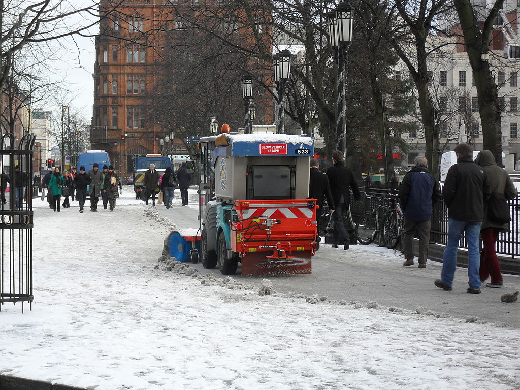 An image showing the clearing of the snow on Donegall Square North, Belfast [Image: Dean Molyneaux under Creative Commons 2.0)