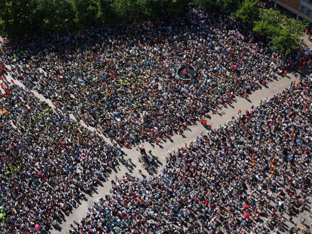 Image of a large crowd, from the website PickPik