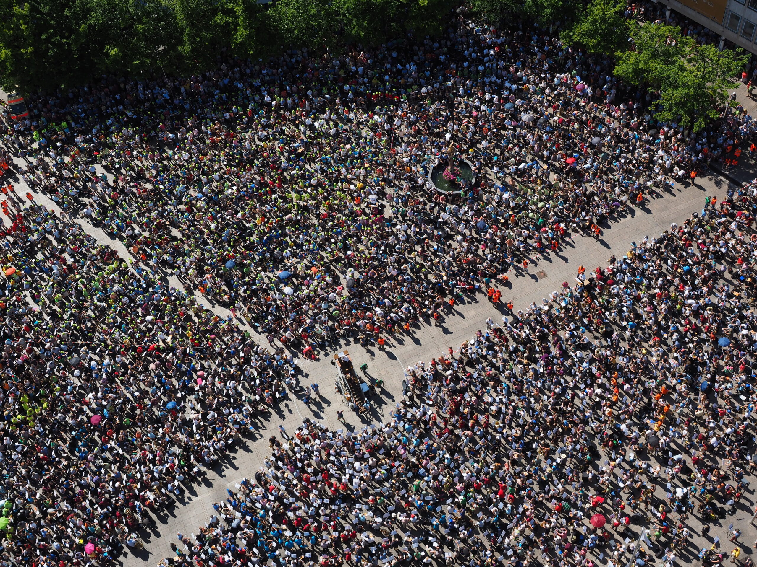 Image of a large crowd, from the website PickPik